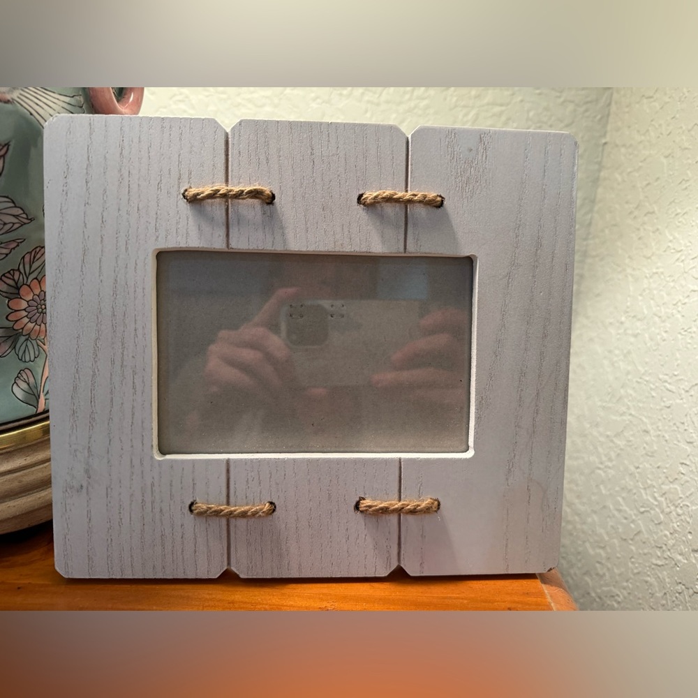 New View Gifts and Accessories white 4x6 picture frame